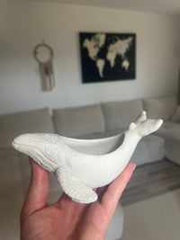 Pot décoratif baleine en jesmonite — vue 2
